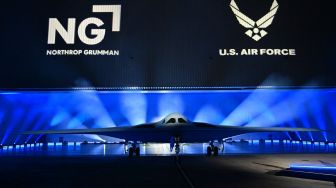 Pesawat B-21 Raider diluncurkan dalam upacara di Pabrik Angkatan Udara Northrop Grumman 42 di Palmdale, California, Amerika Serikat, Jumat (2/12/2022). [Frederic J. BROWN / AFP]