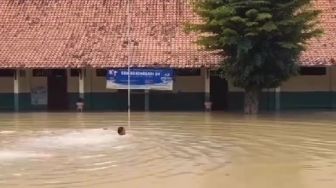 Penampakan Bangunan SD di Bekasi yang Terendam Banjir, Kumpul Bocah Asyik Berenang