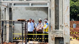 Presiden Joko Widodo atau Jokowi meninjau langsung progres pembangunan rumah tahan gempa di Desa Sirnagalih, Kecamatan Cilaku, Kabupaten Cianjur, pada Senin (5/12/2022). [Foto: Laily Rachev - Biro Pers Sekretariat Presiden]