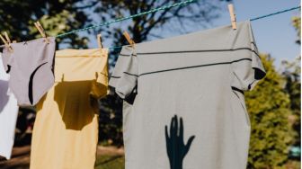 Mudah Diterapkan! 5 Cara agar Pakaian yang Dijemur Bebas Bau Apek