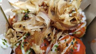 Cicipi Kuliner Ala Jepang, Jajan Takoyaki di Alun-alun Tuban
