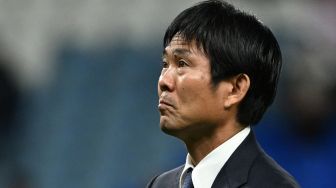 Pelatih Jepang Hajime Moriyasu menatap penonton dalam pertandingan sepak bola babak 16 besar Piala Dunia 2022 antara Jepang dan Kroasia di Stadion Al-Janoub di Al-Wakrah, selatan Doha, Qatar, Senin (5/12/2022). [Ina Fassbender / AFP]