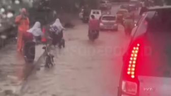 Diguyur Hujan Depok Banjir, Jembatan GDC Ikut Terendam Padahal di Bawahnya Kali Ciliwung
