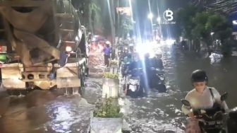 Diguyur Hujan Deras Sejak Sore, Jalanan Kota Bekasi Jadi Horor: Kemacetan di Sejumlah Titik Akibat Banjir