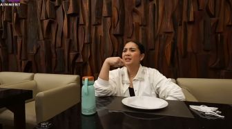 Punya Bakat Bawa Piring Banyak Ala Restoran Padang, Intip 8 Momen Nagita Slavina Jadi Pelayan