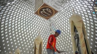 Pekerja menyelesaikan pembangunan bagian dalam Masjid Al Jabbar di Cimincrang, Bandung, Jawa Barat, Selasa (6/12/2022). ANTARA FOTO/Raisan Al Farisi
