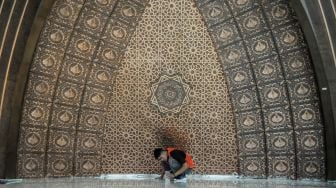 Pekerja menyelesaikan pembangunan bagian dalam Masjid Al Jabbar di Cimincrang, Bandung, Jawa Barat, Selasa (6/12/2022). ANTARA FOTO/Raisan Al Farisi
