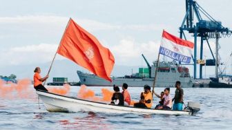 Warga Jayapura Konvoi di Laut Dukung Belanda Lawan Argentina di Piala Dunia 2022