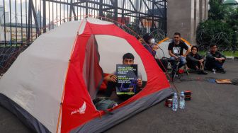 Tolak Pengesahan KUHP, Masyarakat Gelar Tenda di depan Gedung DPR