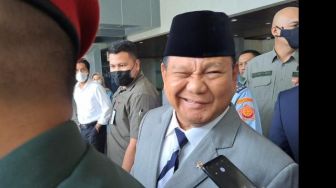 Elektabilitasnya Stagnan di Survei Capres, Prabowo Cuma Ketawa: Hahaha