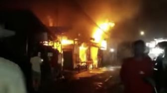 Dua Kios Di Petukangan Utara Ludes Terbakar, Balita 1,5 Tahun Jadi Korban