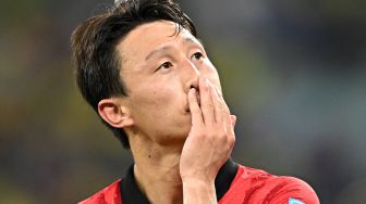 Reaksi Gelandang Korea Selatan Lee Jae-sung usai timnya kalah saat pertandingan sepak bola babak 16 besar Piala Dunia 2022 antara Brazil dan Korea Selatan di Stadion 974 di Doha, Qatar, Senin (5/12/2022). [MANAN VATSYAYANA / AFP]
