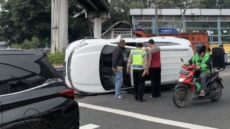 Diduga Hilang Kendali, Sebuah Mobil Terguling di Jalan S Parman Jakarta Barat