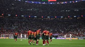 Penyerang Portugal Goncalo Ramos (Tengah) merayakan dengan rekan satu timnya setelah mencetak gol saat pertandingan sepak bola babak 16 besar Piala Dunia 2022 antara Portugal dan Swiss di Stadion Lusail di Lusail, utara Doha, Qatar, Selasa (6/12/2022). [Fabrice COFFRINI / AFP]