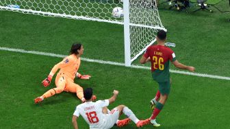 Penyerang Portugal Goncalo Ramos mencetak gol saat pertandingan sepak bola babak 16 besar Piala Dunia 2022 antara Portugal dan Swiss di Stadion Lusail di Lusail, utara Doha, Qatar, Selasa (6/12/2022).[Giuseppe CACACE / AFP]