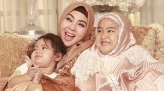 Pernah Dikabarkan Jalani Program Anak, Intip 8 Gaya Syahrini Momong Anak yang Bahagia saat Bersama Keponakan