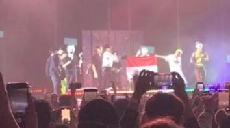 DPR Ian dan DPR Live Kibarkan Bendera Merah Putih Tutup Konser The Regime di Jakarta