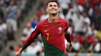 Penyerang Portugal Cristiano Ronaldo bereaksi saat pertandingan sepak bola babak 16 besar Piala Dunia 2022 antara Portugal dan Swiss di Stadion Lusail di Lusail, utara Doha, Qatar, Selasa (6/12/2022). [Fabrice COFFRINI / AFP]