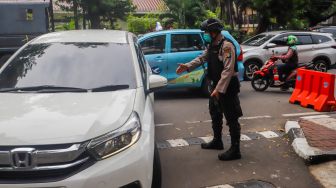 Polisi berjaga di area Polres Jakarta Selatan, Rabu (7/12/2022). [Suara.com/Alfian Winanto]