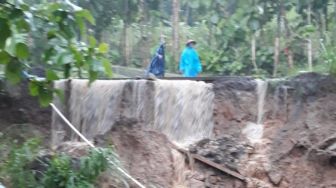 Hujan Deras, Akses Jalan Kabupaten di Perbukitan Prambanan Amblas