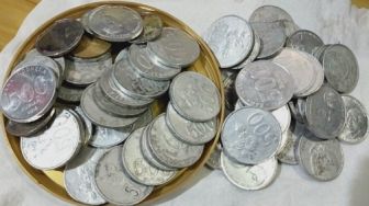 Pedagang Ternate Tukarkan Uang Logam Sekarung Senilai Rp9,4 Juta ke Bank