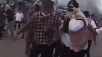 Video Detik-detik Bupati Karawang Cellica Dievakuasi Saat Pecah Rusuh di Pasar Rengasdengklok