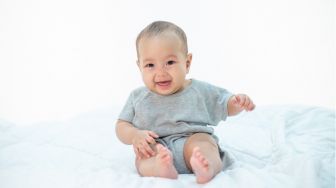 4 Cara Mengatasi Bayi yang Sering Gumoh, Perhatikan Posisi Tidurnya!