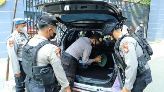 Pascaledakan Bom Polsek Astanaanyar, Polres Jakbar Perketat Penjagaan dengan Pemeriksaan Mobil dan Motor di Lingkungan
