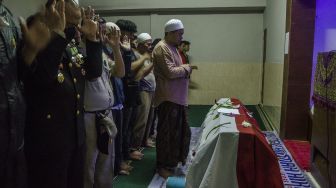Anggota kepolisian bersama keluarga menyalatkan jenazah almarhum Aiptu Anumerta Sofyan di masjid kawasan Cibogo, Bandung, Jawa Barat, Rabu (7/12/2022). [ANTARA FOTO/Novrian Arbi].