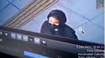 Rekaman CCTV, Usai Buang Bayinya ke Tong Sampah, Sang Ibu Ngacir Melarikan Diri