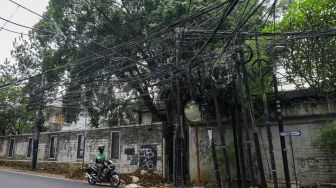 Kurangi Kabel Semrawut di Jakarta, Dinas Bina Marga Cabut 400 Tiang per Hari