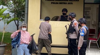 Polres Tangsel Geledah Tas Pengunjung dan Gunakan Metal Detector, Buntut Bom Polsek Astana Anyar