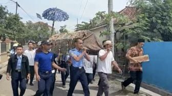 Derai Tangis Iringi Pemakaman Jenazah Lord Rangga di Brebes