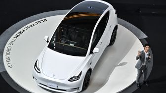 Mobil listrik Tesla Model Y diresmikan saat acara peluncuran resmi Tesla di Bangkok, Thailand, Rabu (7/12/2022). [Lillian SUWANRUMPHA/AFP]