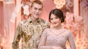 2023 Siap Nikah, Julian Jacob Unggah Pasfoto Latar Merah Bareng Mirriam Eka