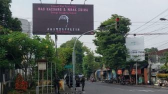 Heboh Baliho Rambut Putih di Solo Berisi Ucapan Selamat Pernikahan Kaesang Pangarep, Kiriman Ganjar Pranowo?