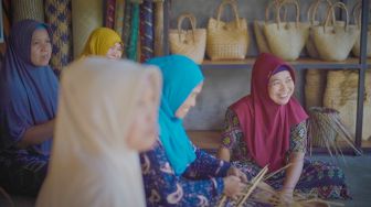 Ciptakan Lapangan Kerja, IKM Binaan PLN di Kampung Purun Kalbar Serap Pengrajin Lokal