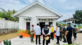 Presiden Joko Widodo atau Jokowi meninjau contoh bangunan rumah tahan gempa untuk warga Cianjur, Jawa Barat. [Foto: Laily Rachev - Biro Pers Sekretariat Presiden]
