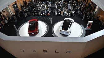 Mobil listrik Tesla Model Y (kanan) dan Tesla Model 3 (kiri) diresmikan dalam acara peluncuran resmi Tesla di Bangkok, Thailand, Rabu (7/12/2022). [Lillian SUWANRUMPHA/AFP]
