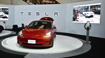 Mobil listrik Tesla Model 3 diresmikan saat acara peluncuran resmi Tesla di Bangkok, Thailand, Rabu (7/12/2022). [Lillian SUWANRUMPHA/AFP]