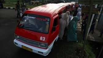 Naik Angkot, Warga Terdampak Gempa Cianjur Antusias akan Terima Bantuan Presiden