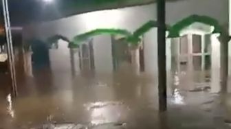 Hujan Deras, Puluhan Rumah Warga di Cisata Pandeglang Terendam Banjir