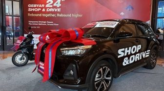 Shop&Drive Serahkan Hadiah Utama Daihatsu Rocky untuk Pelanggan Setia