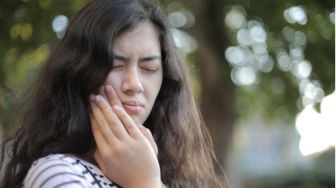 7 Cara Mengatasi Gigi Sensitif, Air Garam Bisa Jadi Andalan