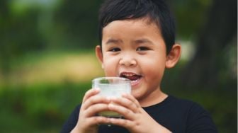Termasuk Sumber Proten Hewani Untuk Anak, Benarkah Minum Susu Justru Bikin Mereka Tidak Nafsu Makan?