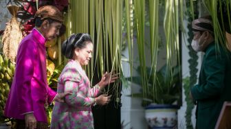 Jokowi dan Iriana Pasang Bleketepe Sebelum Acara Siraman Kaesang di Solo