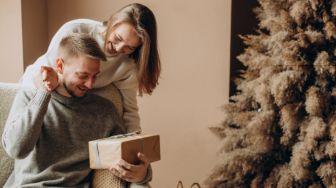 Intip 5 Hadiah Natal yang Cocok untuk Pasangan, Bikin Dia Makin Sayang!