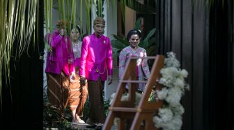 Presiden Joko Widodo (kedua kanan), Ibu Negara Iriana Joko Widodo (kanan), Kahiyang Ayu (kedua kiri) dan Bobby Nasution (kiri) keluar dari kediaman sebelum prosesi memasang "bleketepe" di atas gerbang kediamannya, di Jalan Kutai Utara, Sumber, Banjarsari, Solo, Jawa Tengah, Jumat (9/12/2022). [ANTARA FOTO/Mohammad Ayudha].