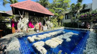 Presiden Joko Widodo beserta Ibu Negara Iriana melakukan prosesi siraman terhadap anak bungsunya, Kaesang Pangarep di Sumber Banjarsari, Solo, Jawa Tengah, Jumat (9/12/2022). [Foto dok. Tim Media Pernikahan Kaesang-Erina]