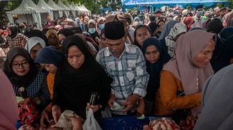 Sejumlah warga antre saat pasar murah di Plaza Lebak, Lebak, Banten, Sabtu (10/12/2022). [ANTARA FOTO/Muhammad Bagus Khoirunas/YU]
